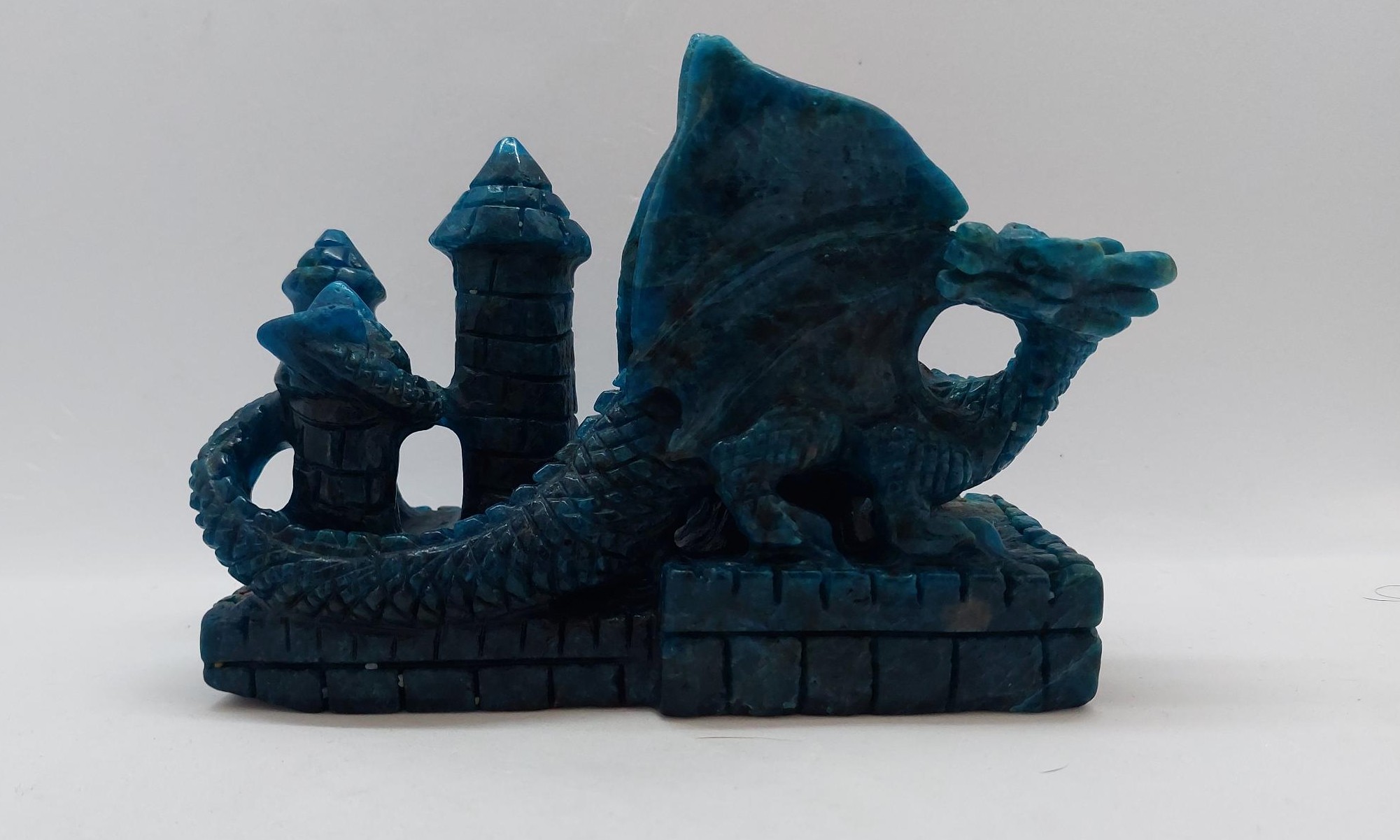 Dragon on castle apatiet